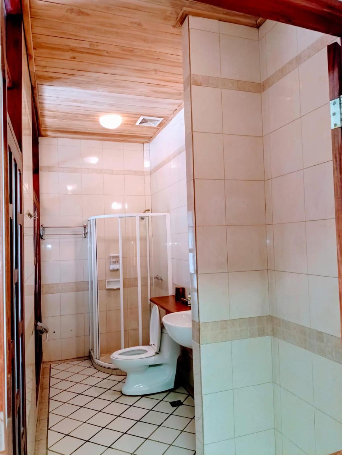 Ireenkevin Guesthouse Луанг Прабанг Екстериор снимка