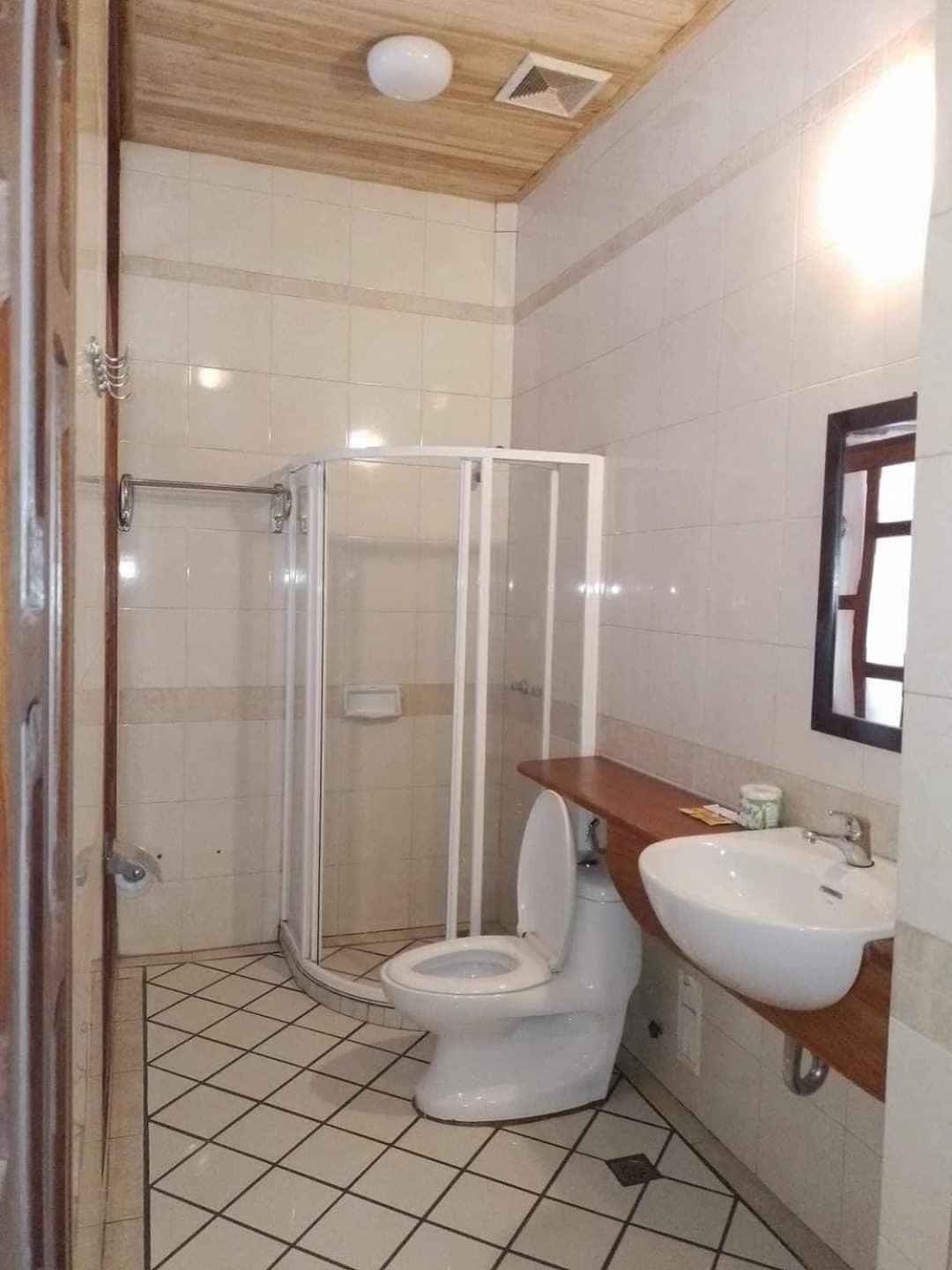 Ireenkevin Guesthouse Луанг Прабанг Екстериор снимка